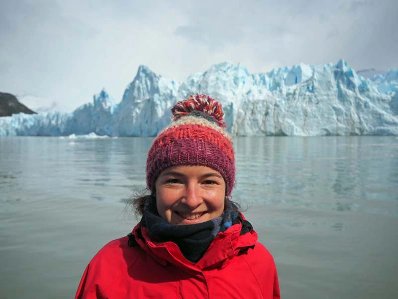 Reisende vor einem Gletscher in Argentinien