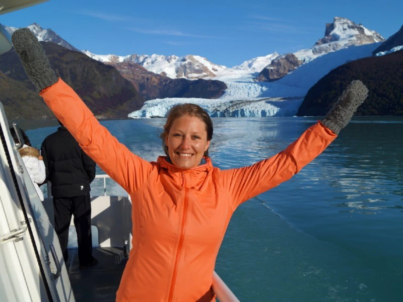 Reisende auf einem Boot beim Gletscher in Argentinien