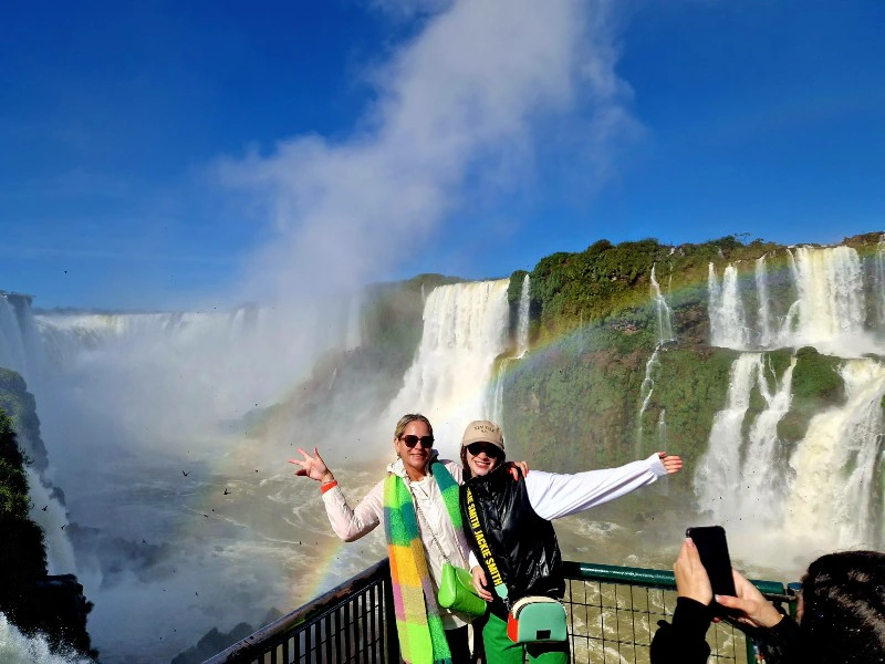 Reisende vor den Iguazu Wasserfällen auf der argentinischen Seite