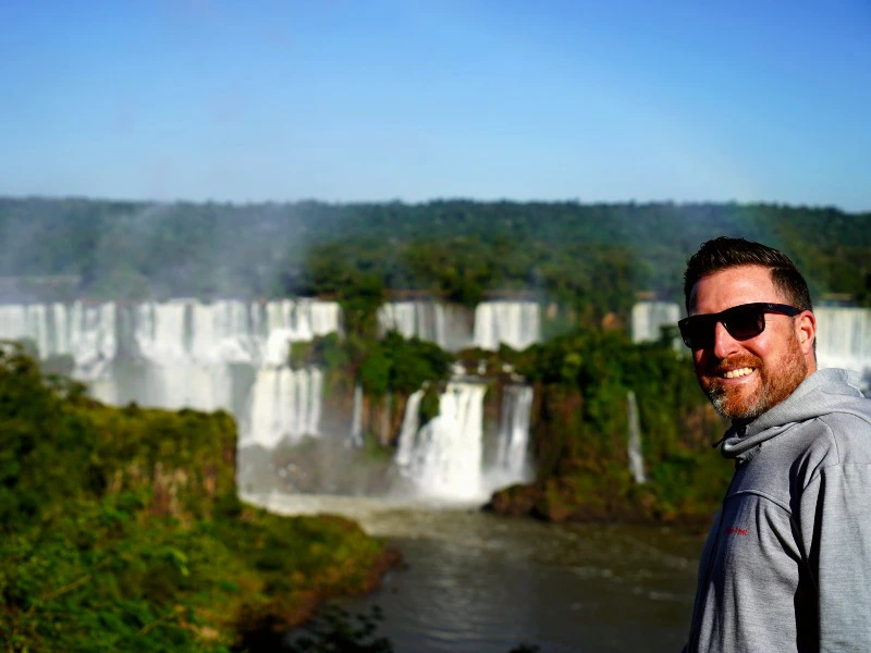 Reisender vor den Iguazu Wasserfällen in Argentinien