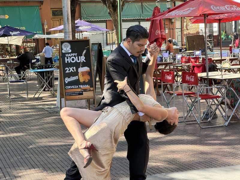 Tango Tanzen in den Straßen von Buenos Aires in Argentinien