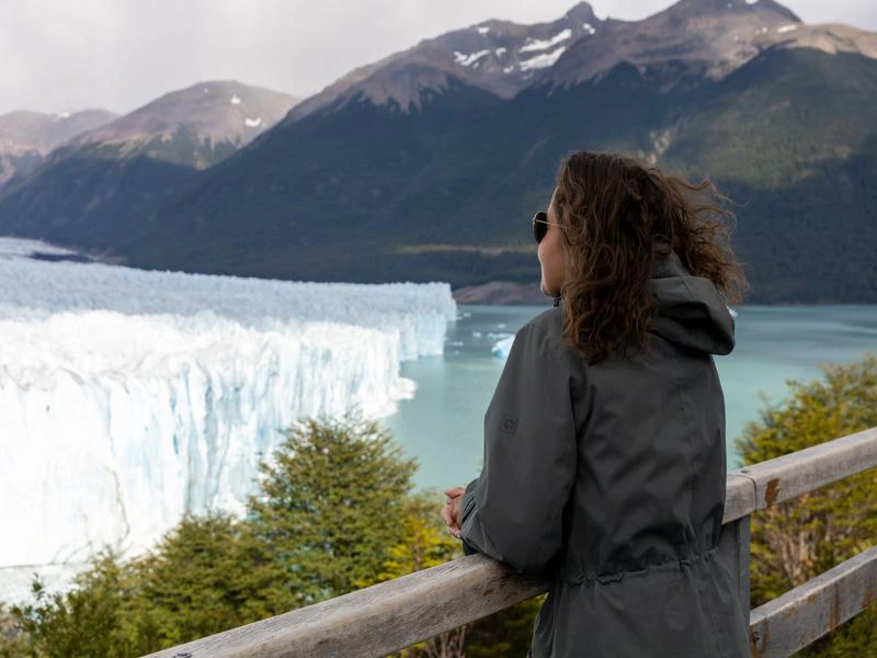 Reisende am Gletscher in Argentinien