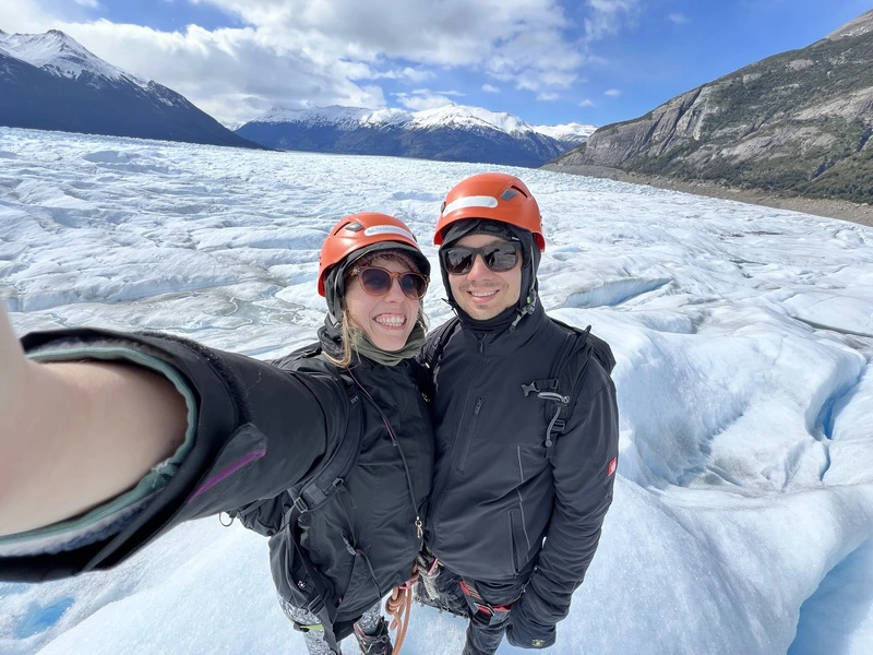 Selfie von zwei Reisenden auf dem Perito Moreno Gletscher in Argentinien