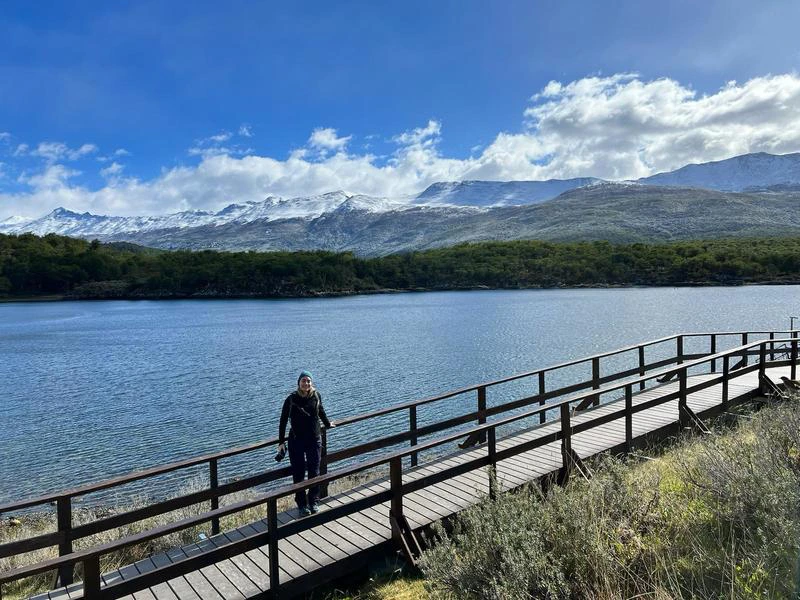 Reisende auf dem Holzsteg am See Tierra del Fiego Nationalpark