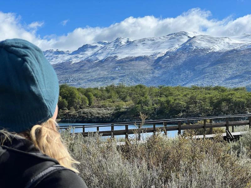 Reisende vor den Bergen am See Tierra del Fiego Nationalpark