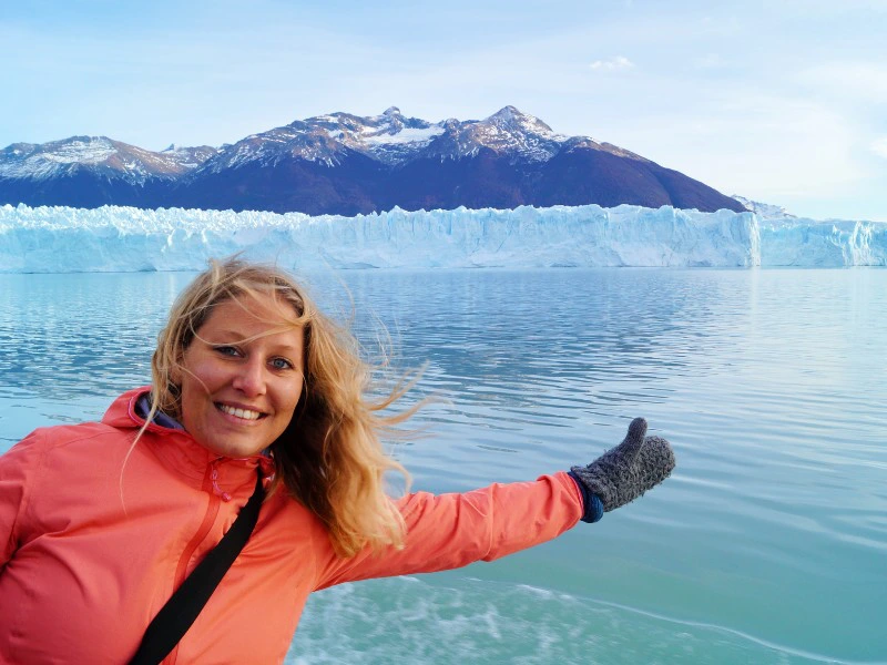 Reisende vor dem Perito Moreno Gletscher in Argentinien