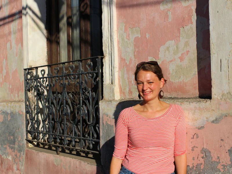 Reisende vor einer Häuserwand in Salta in Argentinien