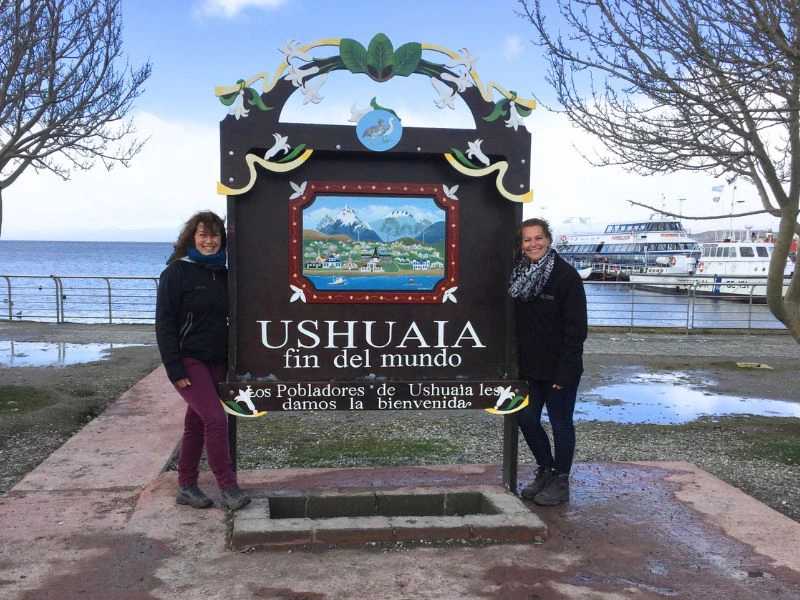 Reisende am "Ende der Welt" Schild in Ushuaia in Argentinien