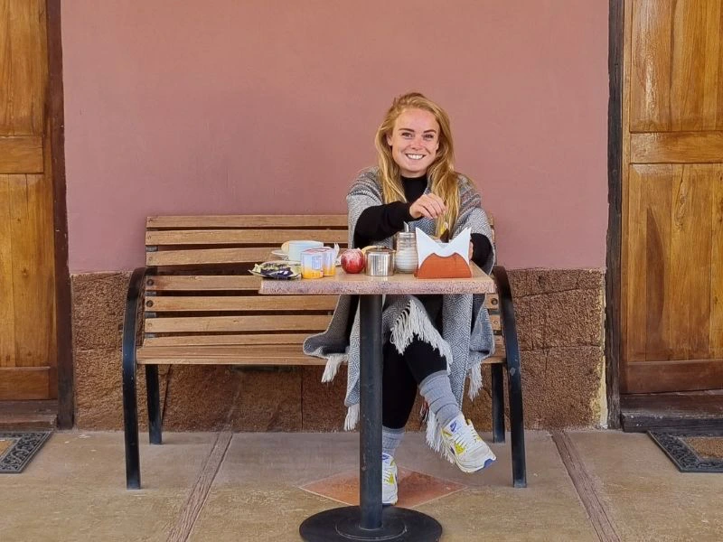 frau auf der Bank in san pedro de atacama