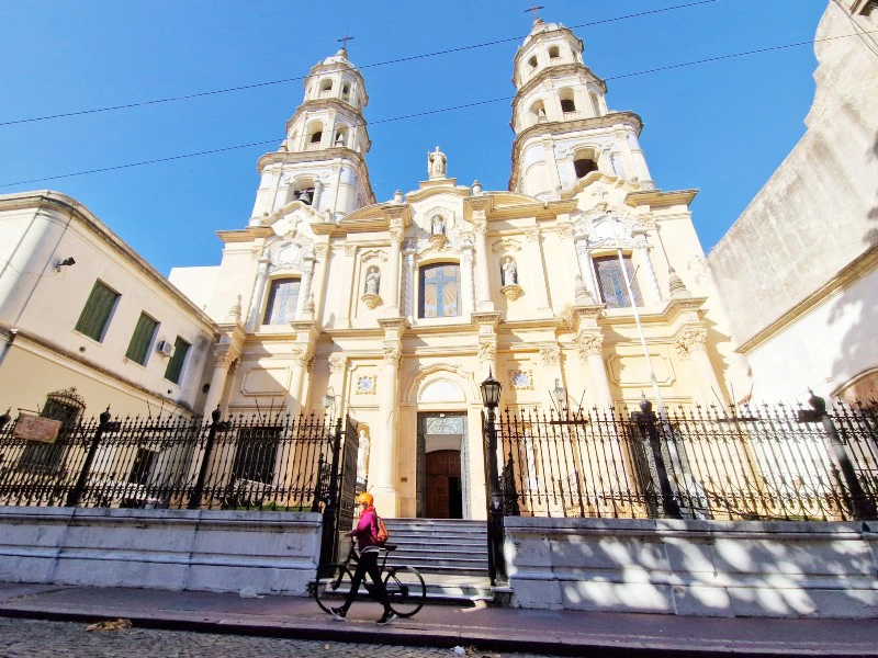 Fahrradtour entlang eleganter Gebäude, Argentinien