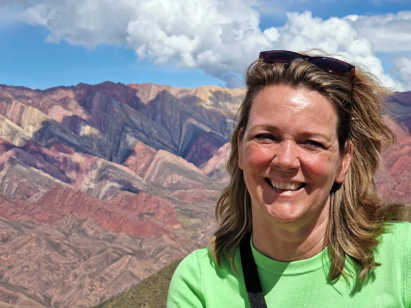 Lächelnde Frau in Humahuaca, Argentinien