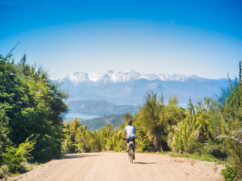 E-Bike-Fahrer unterwegs bei Bariloche, Argentinien