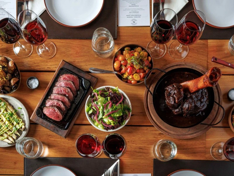 Typisch argentinisches Essen auf dem Tisch
