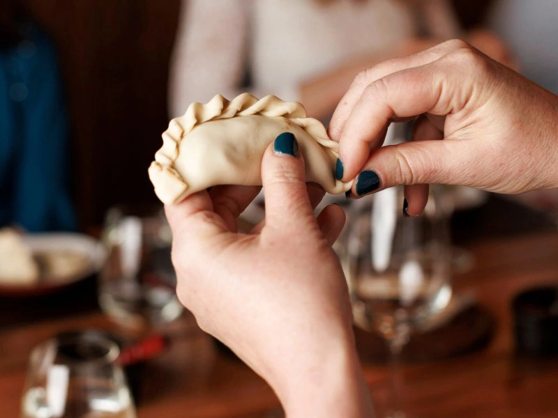 Empanadas werden zubereitet
