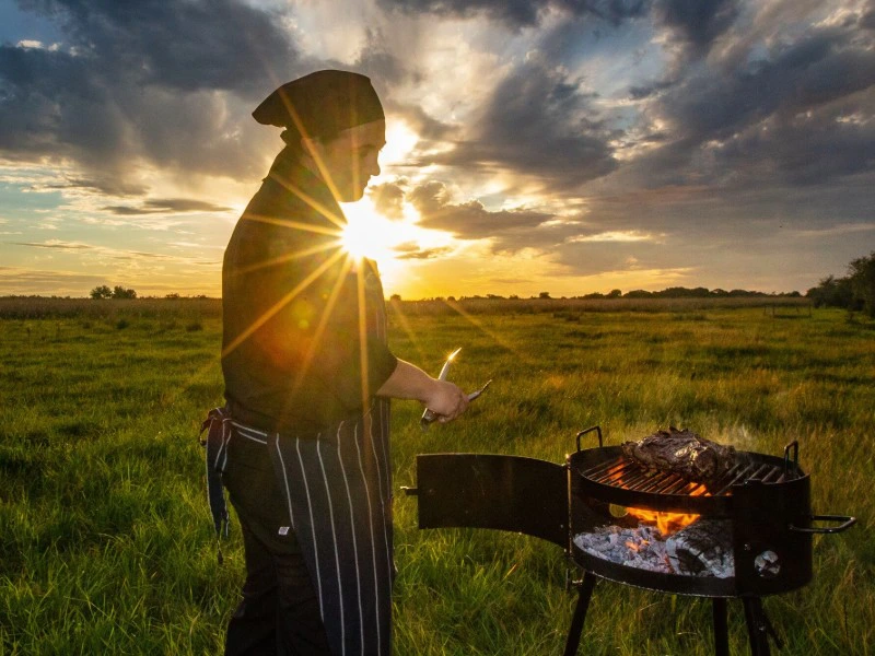 Mann bereitet Abendessen vor in Ibará, Argentinien