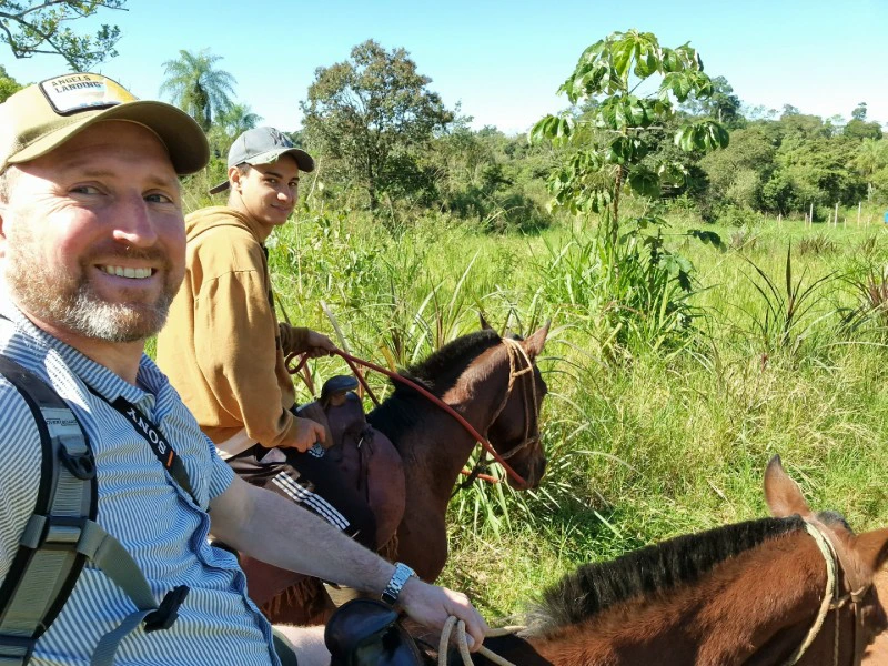 Mit dem Pferd geht es durch den Dschungel zur indigenen Gemeinde in Argentinien
