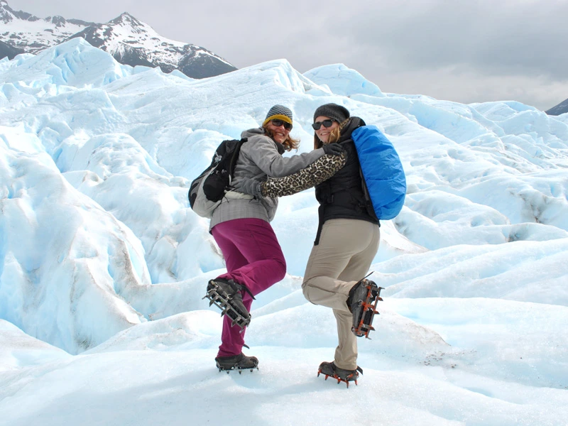 2 Frauen mit Steigeisen bei Gletscherwanderung