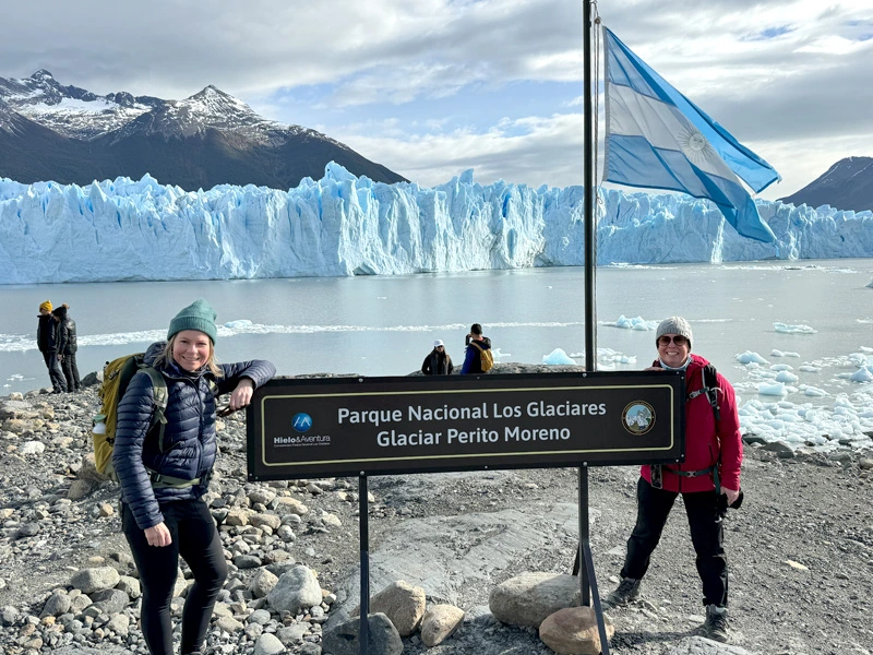 2 Frauen vor dem Eingangschhild zum Los Glacier Nationalpark