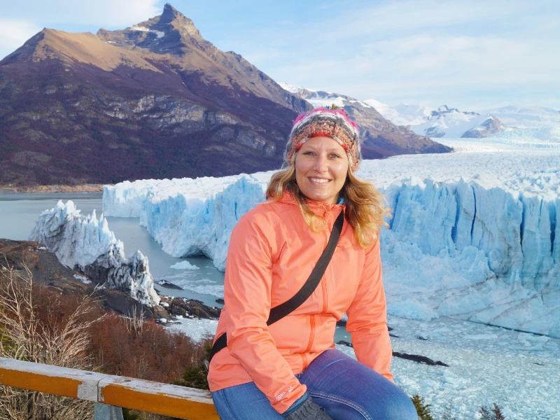 Frau vor Perito Moreno Gletscher in Argentinien