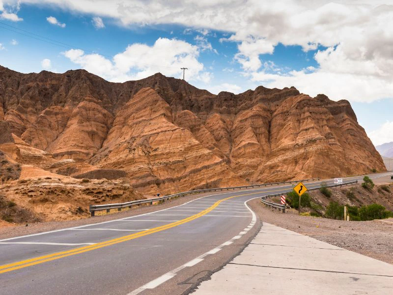 Argentinien Tilcara Straße mit Aussicht auf die Berge