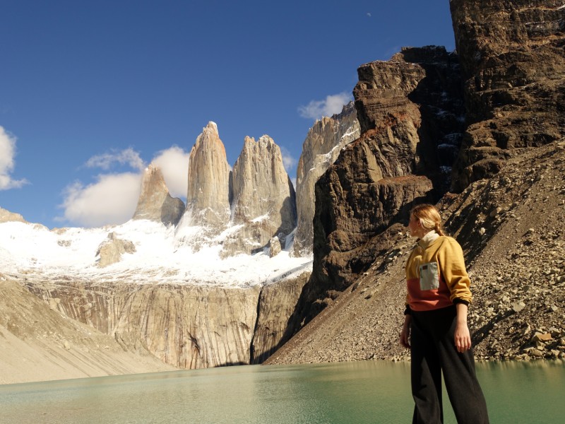 Frau vor den Granittürmen im Torres del Paine NP