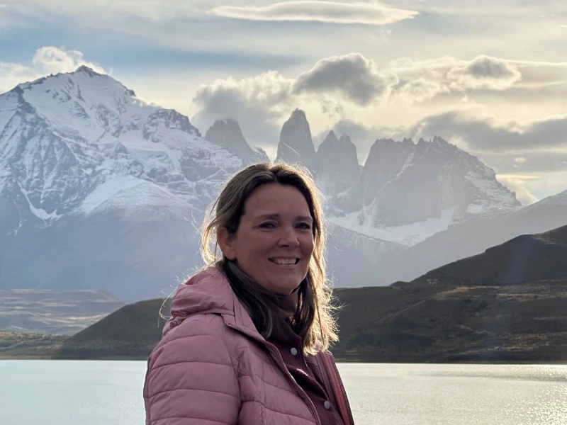 lächelnde Faru vor einem See in Torres del Paine