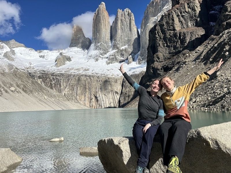 Vrouwen poseren voor meer en gebergte