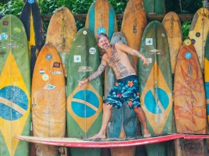 Brasilien Ilha Grande Posen vor Surfbrettern