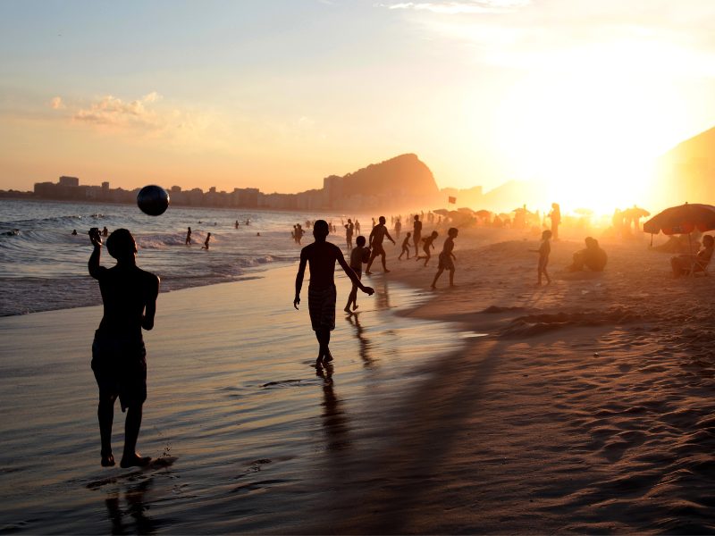 Copacabana Menschen am Strand ei Sonnenuntergang