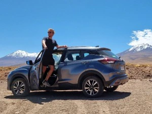 Reisender steht am Auto in San Pedro de Atacama