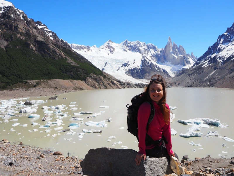Frau am Cerro Torre in Patagonien