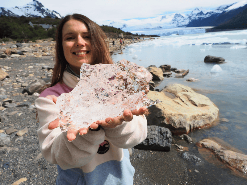 Frau mit Eis am Perito Moreno Gletscher
