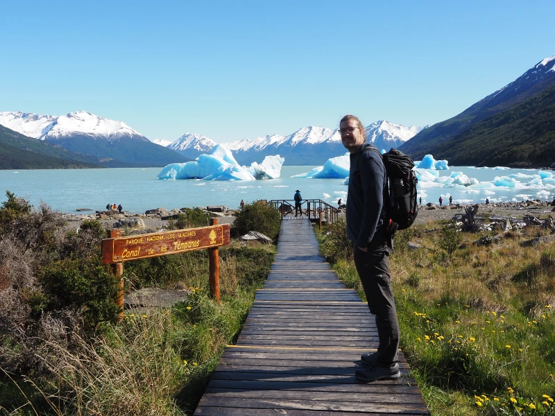 Mann an der Gletscherlagune des Perito Moreno Gletschers