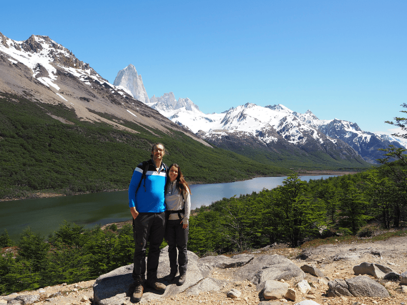 Paar vor Fitz Roy in Patagonien