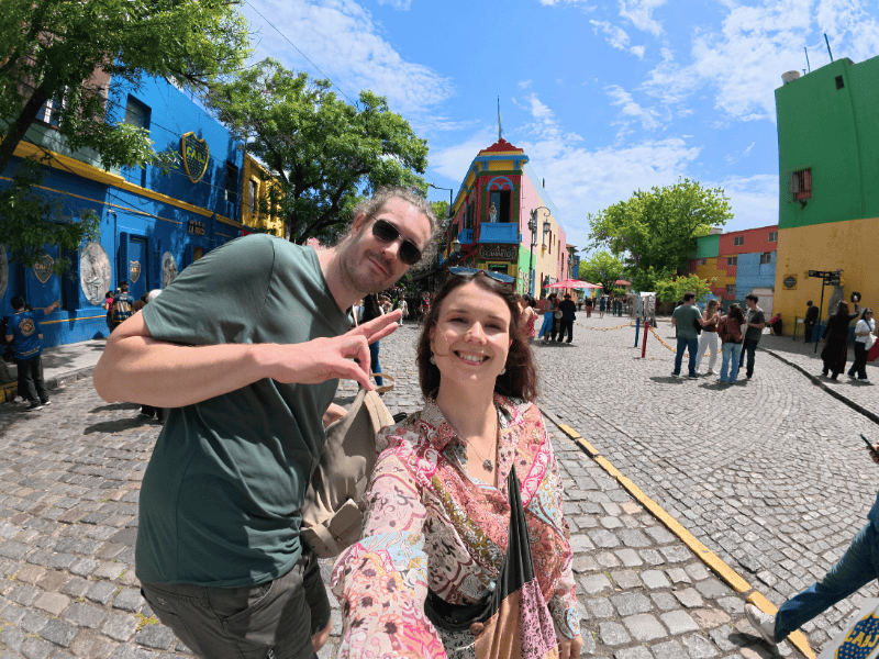 Reisende unterwegs in La Boca in Buenos Aires