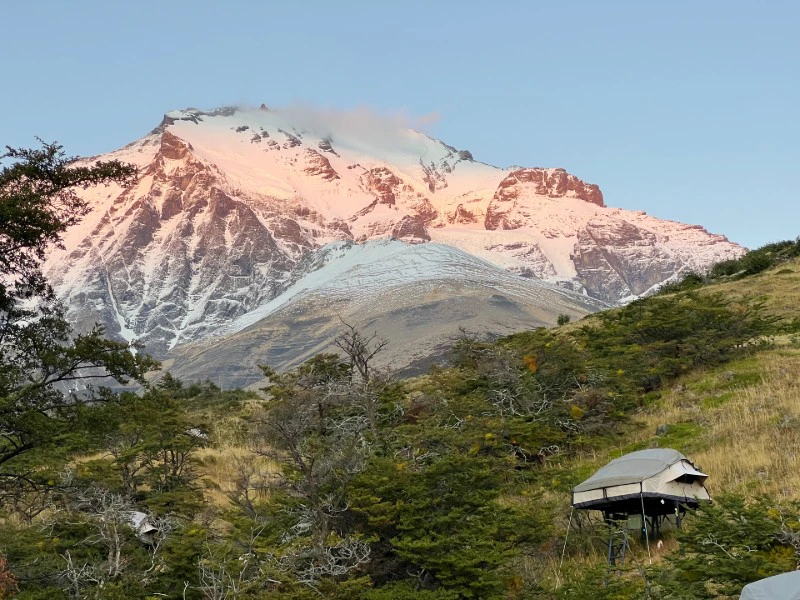 Berg wird von der Sonne angeschienen im Torres del Paine Nationalpark in Chile
