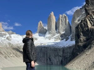 Frau schaut auf die Berge im Torres del Paine Nationalpark in Chile