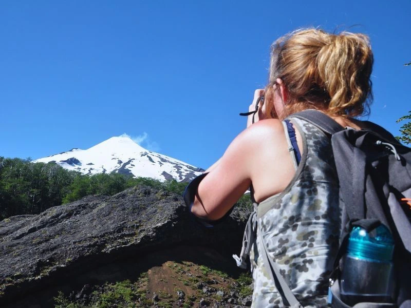 wandernde Frau in Pucon