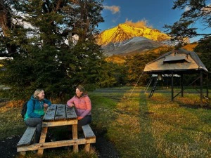 Zelt und Picknickplatz mitten im Torres Nationalpark in Chile