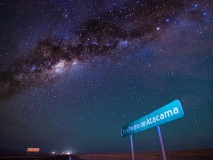 Bick in den Himmel auf die Milchstraße bei San Pedro de Atacama in Chile