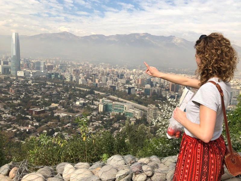 Frau mit Ausblick auf Santiago de Chile