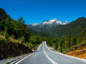 Ausblick auf eine naturumgebene Straße entlang der Carretera Austral