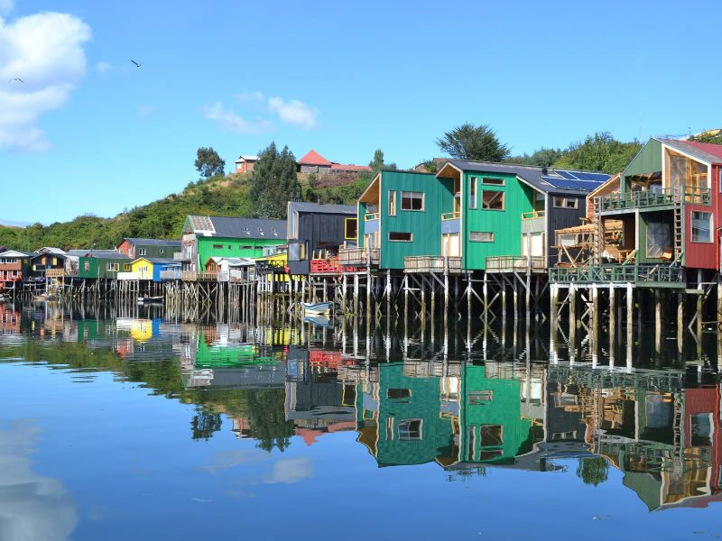 Stelzenhäuser über Wasser auf der Isla Chiloé