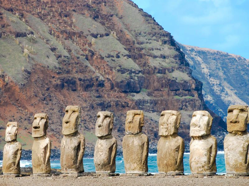 Maoi-Statuen an der Küste der Osterinseln