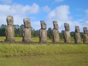 Reihe von Statuen auf den Osterinseln