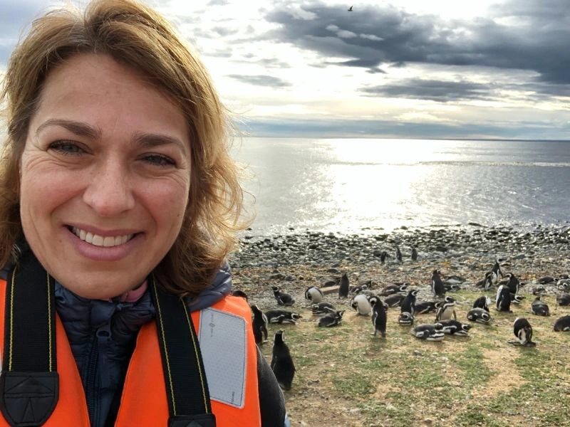 Selfie einer Frau mit den Pinguinen in Punta Arenas