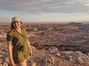 Frau auf einem Gipfel in San Pedro de Atacama