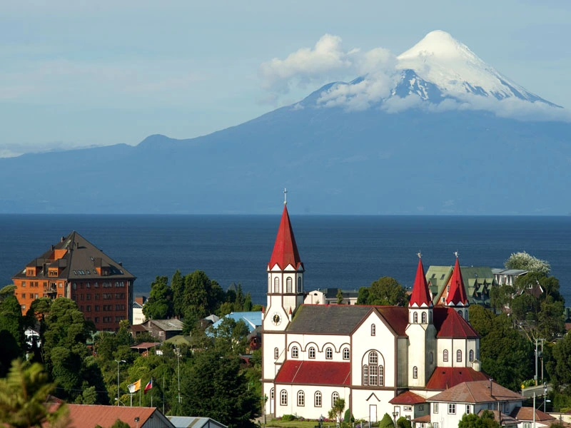 Stadt und Bergpanorama in Puerto Varas Osorno in Chile