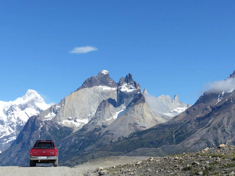 Mietwagen zwischen den Bergen im Torres del Paine Nationalpark in Chile