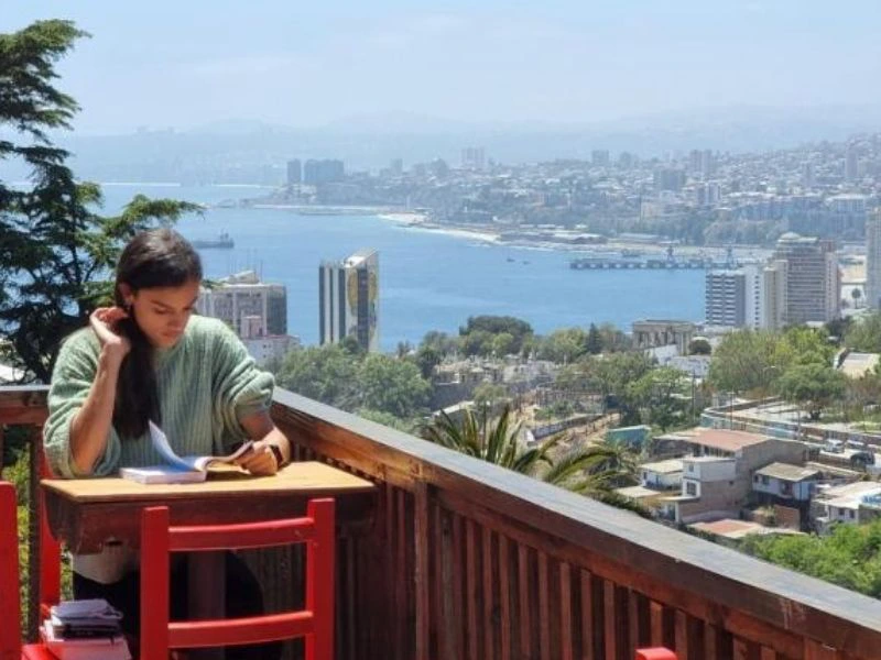 Schöne Aussicht von der Dachterrasse in Valparaiso